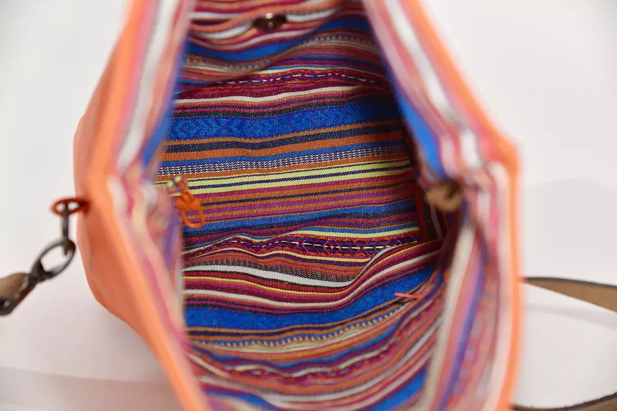 Handgefertigte Ledertasche Sam M pastellorange