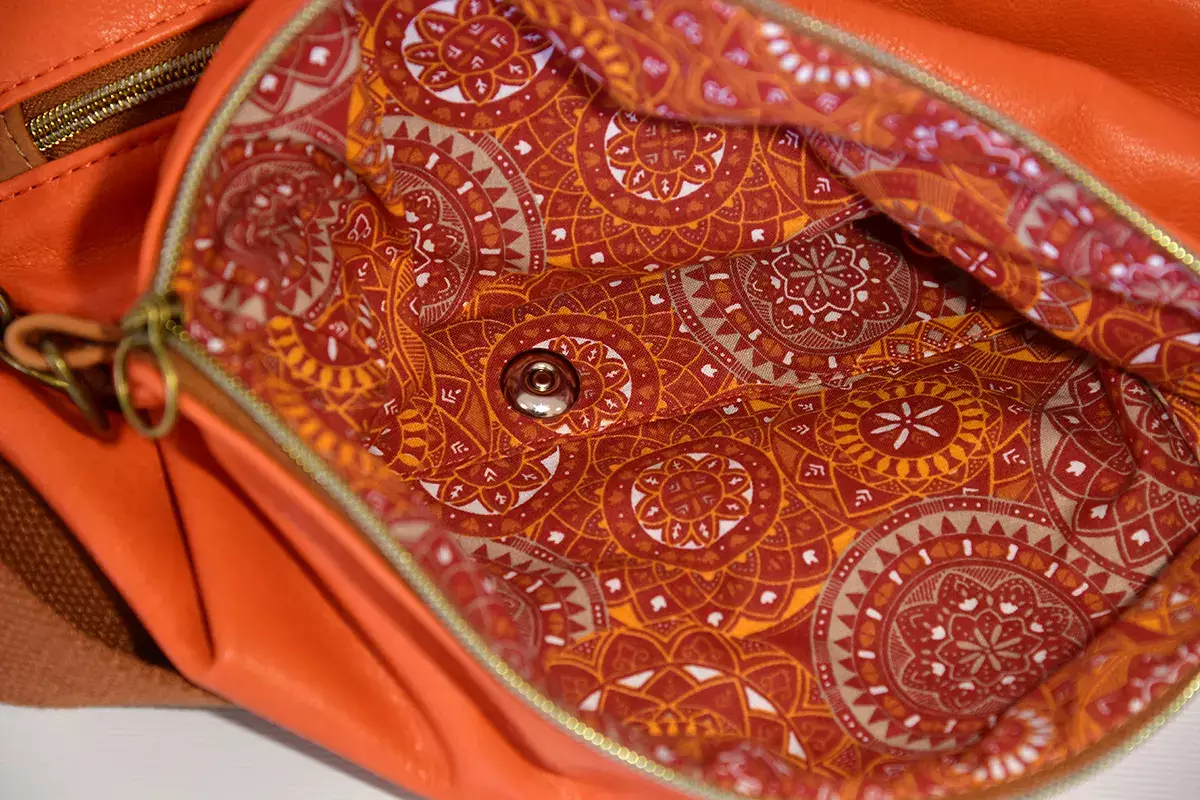 Schultertasche Sam flex Rindsnappaleder lachs