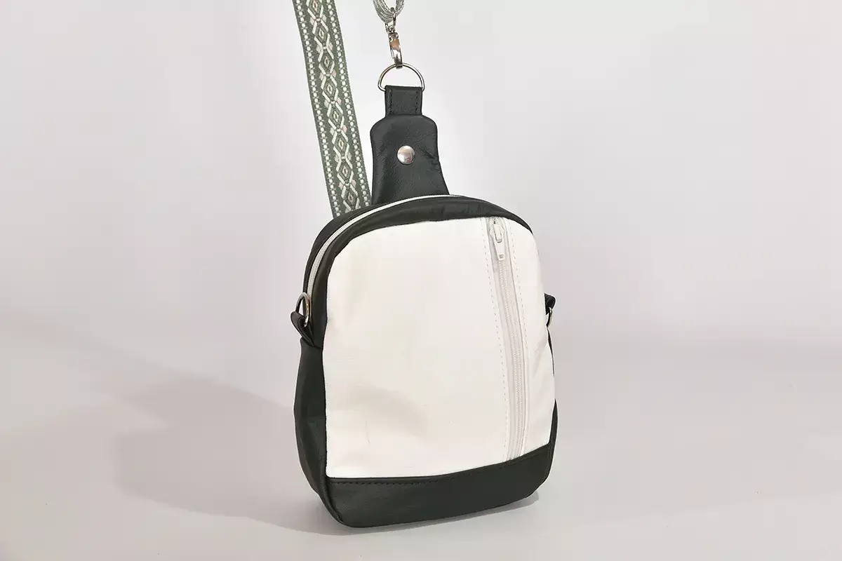 Sportliche Ledertasche Adrian dunkelgrün / weiß