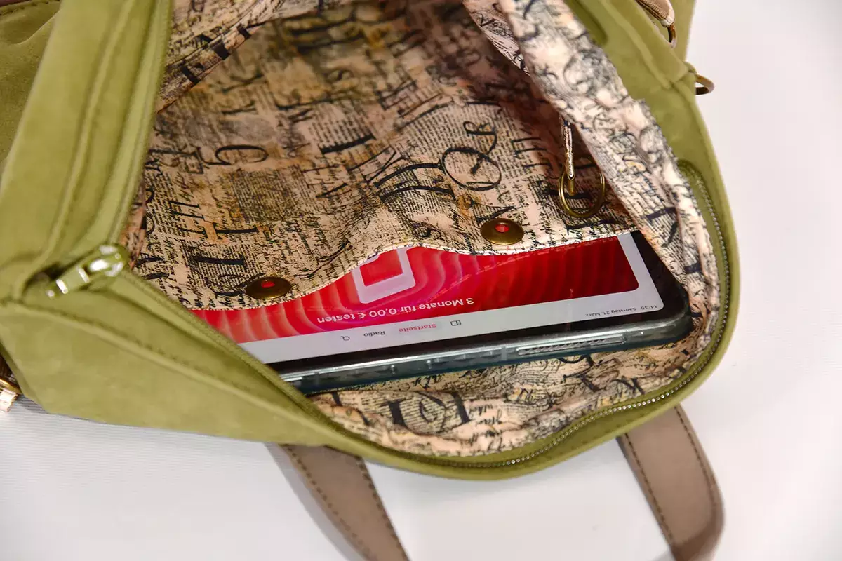 Handgefertigte Ledertasche Mira dunkelbraun apfelgruen