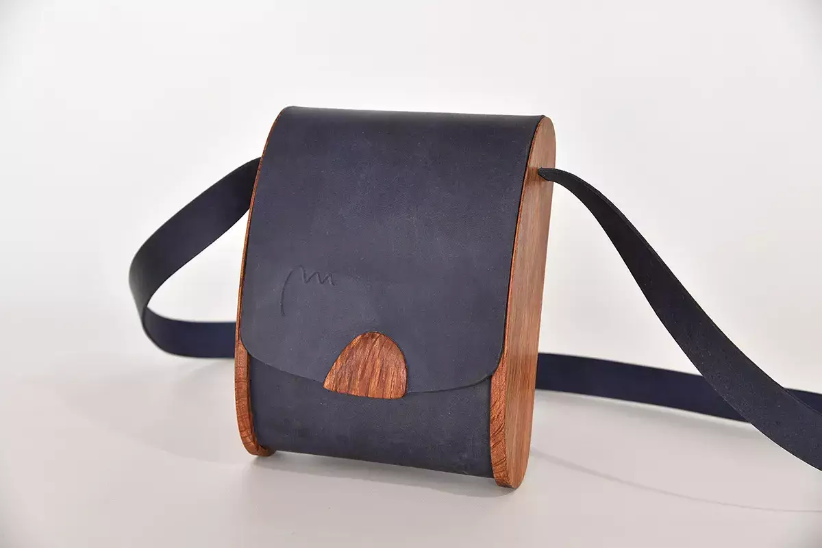Holz-Ledertasche Blago M marineblau Zypressenholz