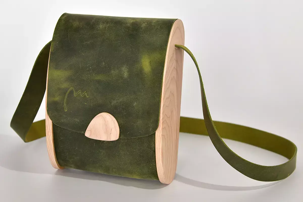 Holz-Ledertasche Blago M Esche weiß geölt grün