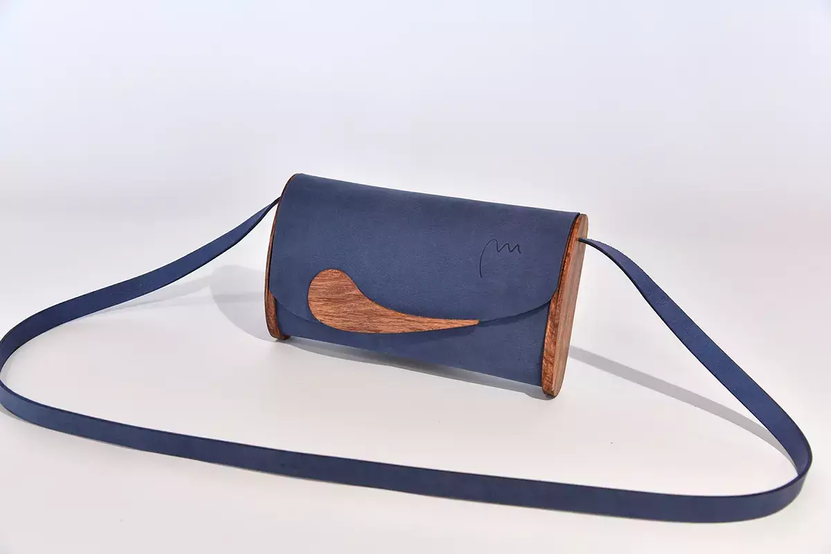 Holz-Ledertasche Modell Jenny S blau, Zypressenholz