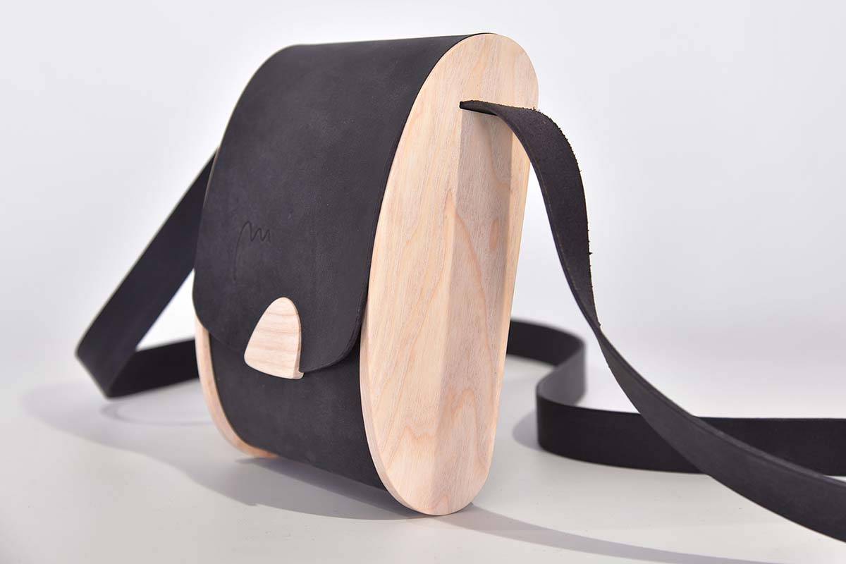 Holz-Ledertasche Blago M schwarzblau Esche weiß