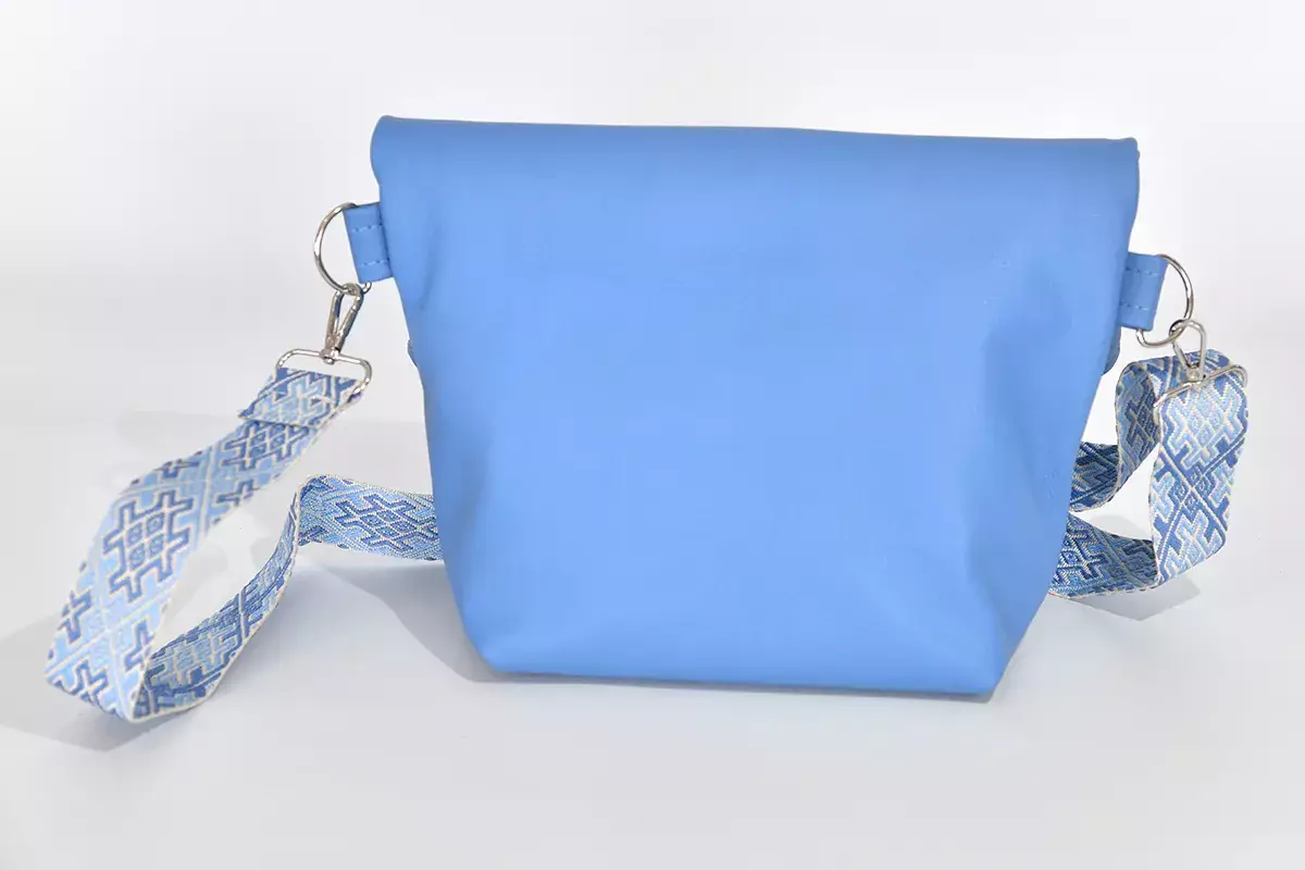 Schultertasche Sam M Nappa-Rindsleder hellblau