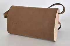 handgefertigte-holz-ledertasche-graubraun-esche-weiss-geoelt_26045_Jenny_M_01