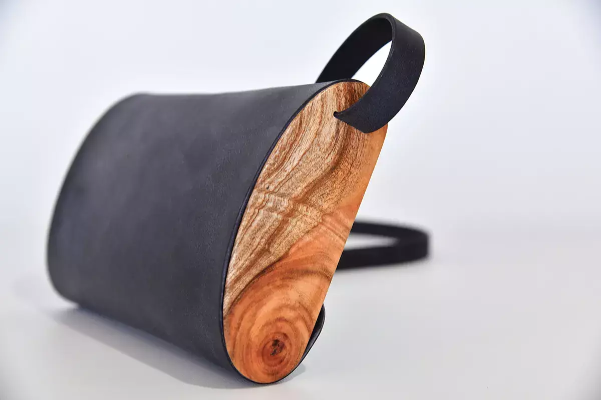 Holz-Ledertasche Modell Jenny S schwarzblau, Johannisbrotbaumholz