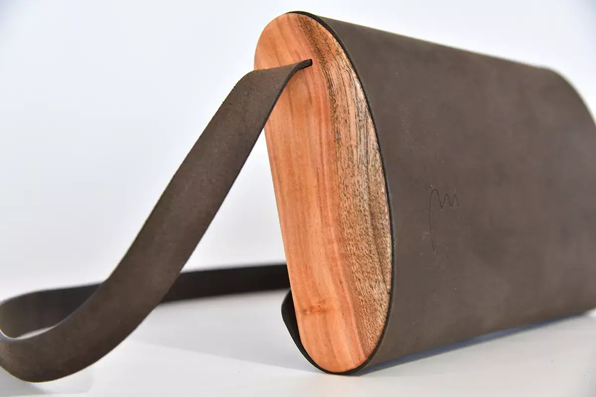 Handgefertigte Holz-Ledertasche Jenny M Johannisbrootbaum dunkelbraunes Dickleder