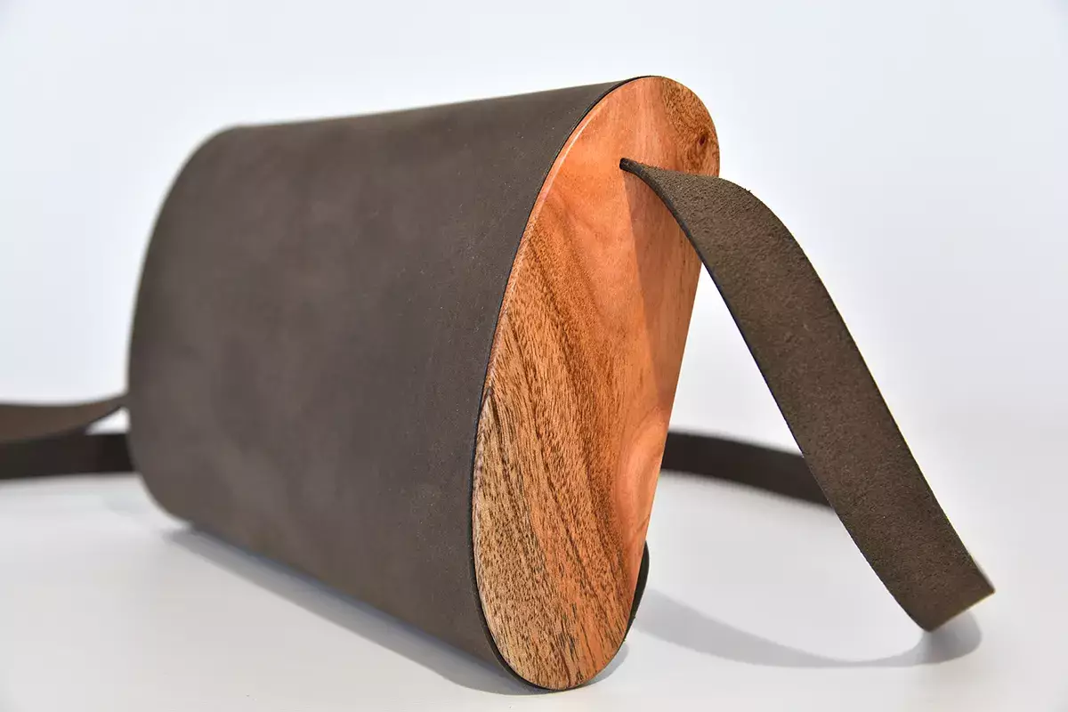 Handgefertigte Holz-Ledertasche Jenny M Johannisbrootbaum dunkelbraunes Dickleder