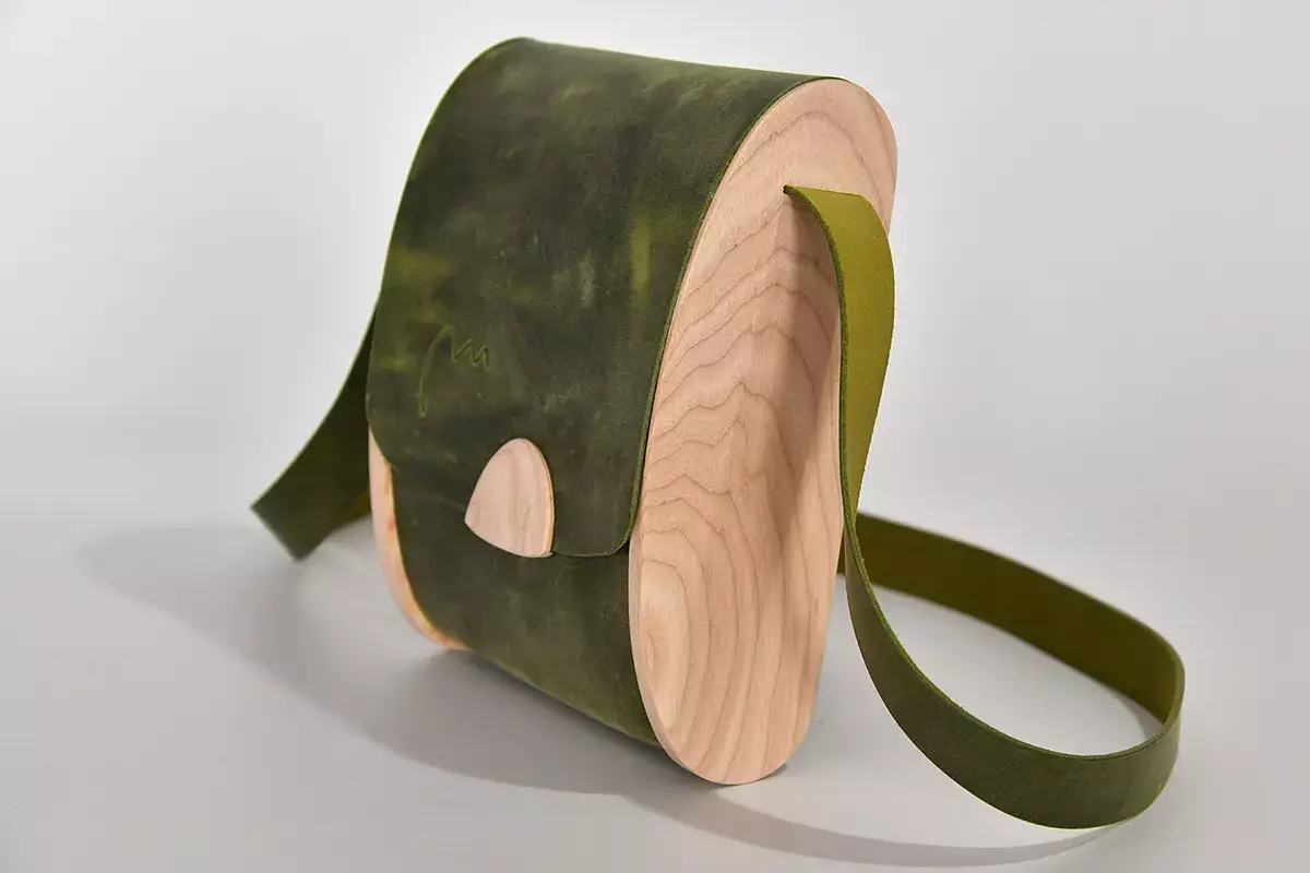 Holz-Ledertasche Blago M Esche weiß geölt grün