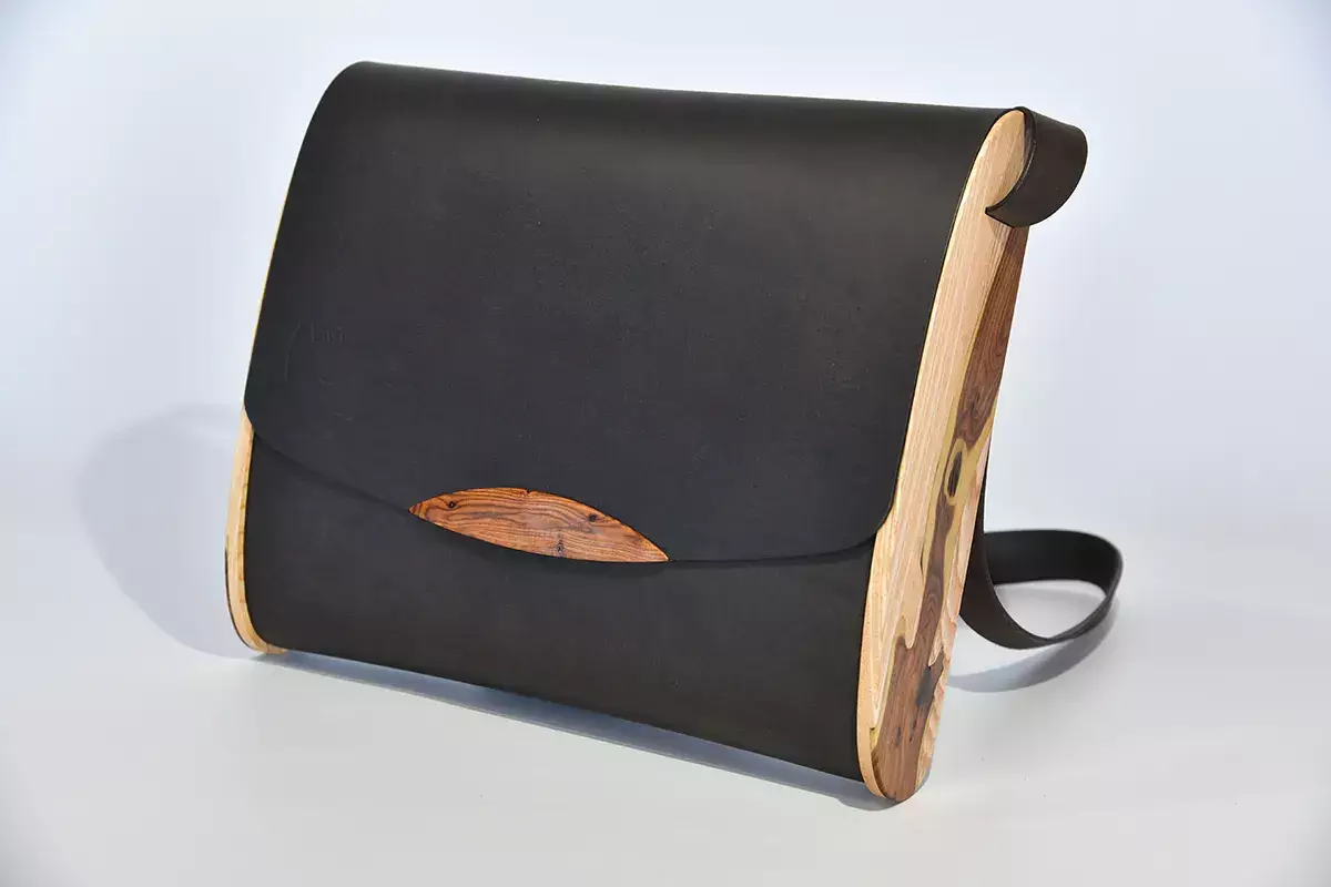 Handgefertigte Holz-Ledertasche schwarzbraun mit Ginster-Einlage auf Eschenholz
