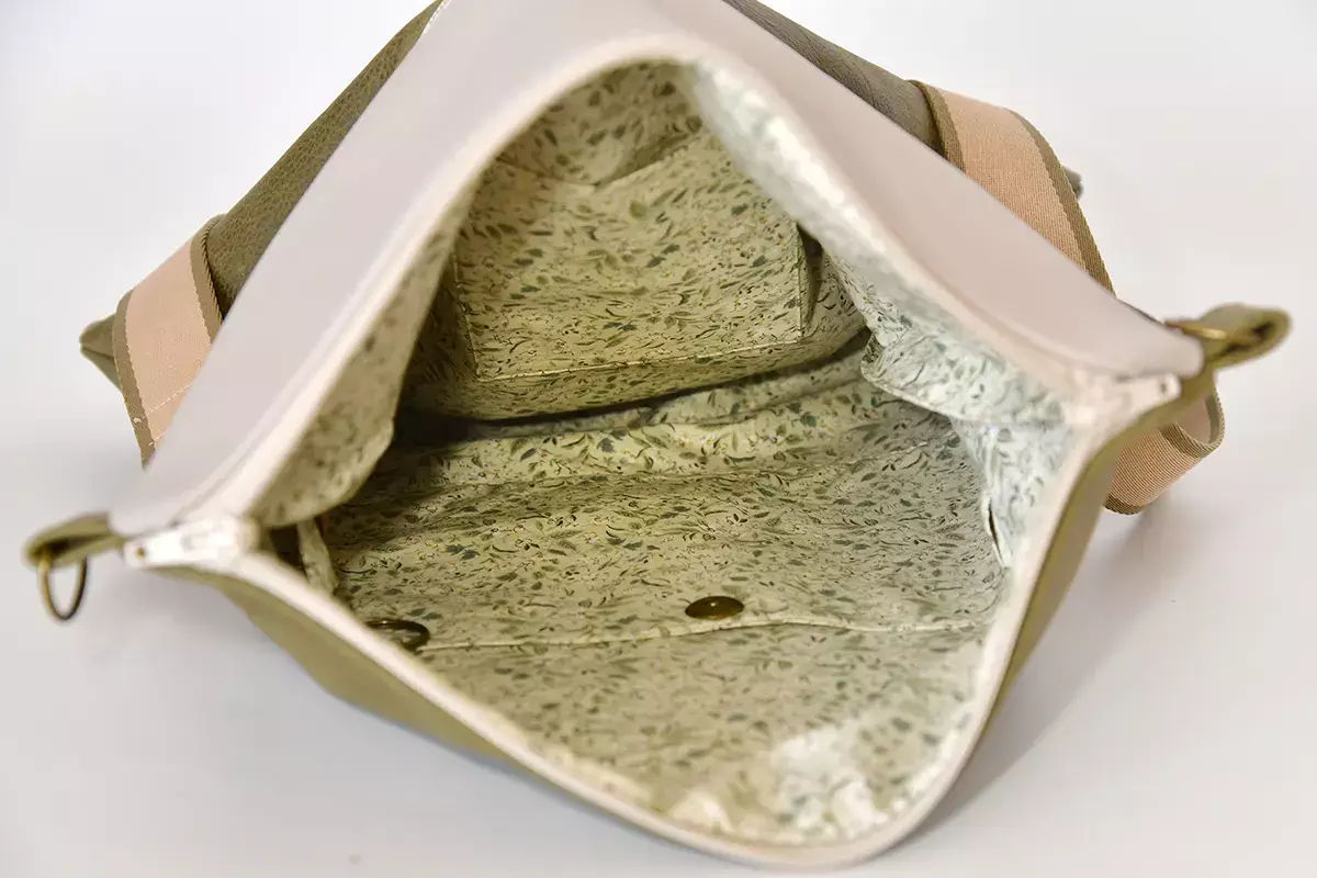 Handgefertigte Ledertasche in olivgruen und grau Sam flex