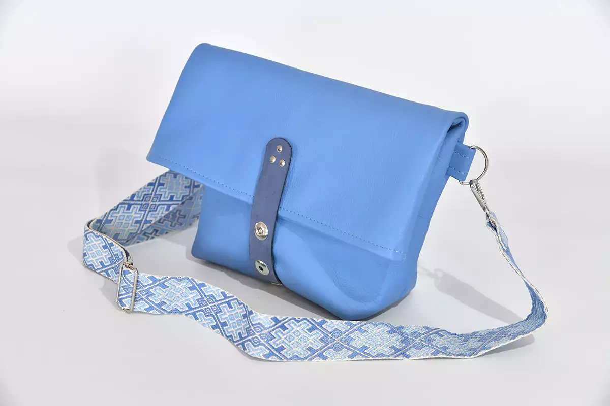 Schultertasche Sam M Nappa-Rindsleder hellblau