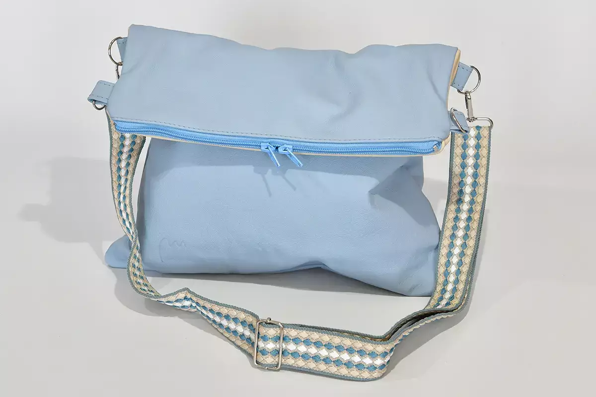 Handgefertigte Ledertasche Sam Flex in hellblau und hell-elfenbein