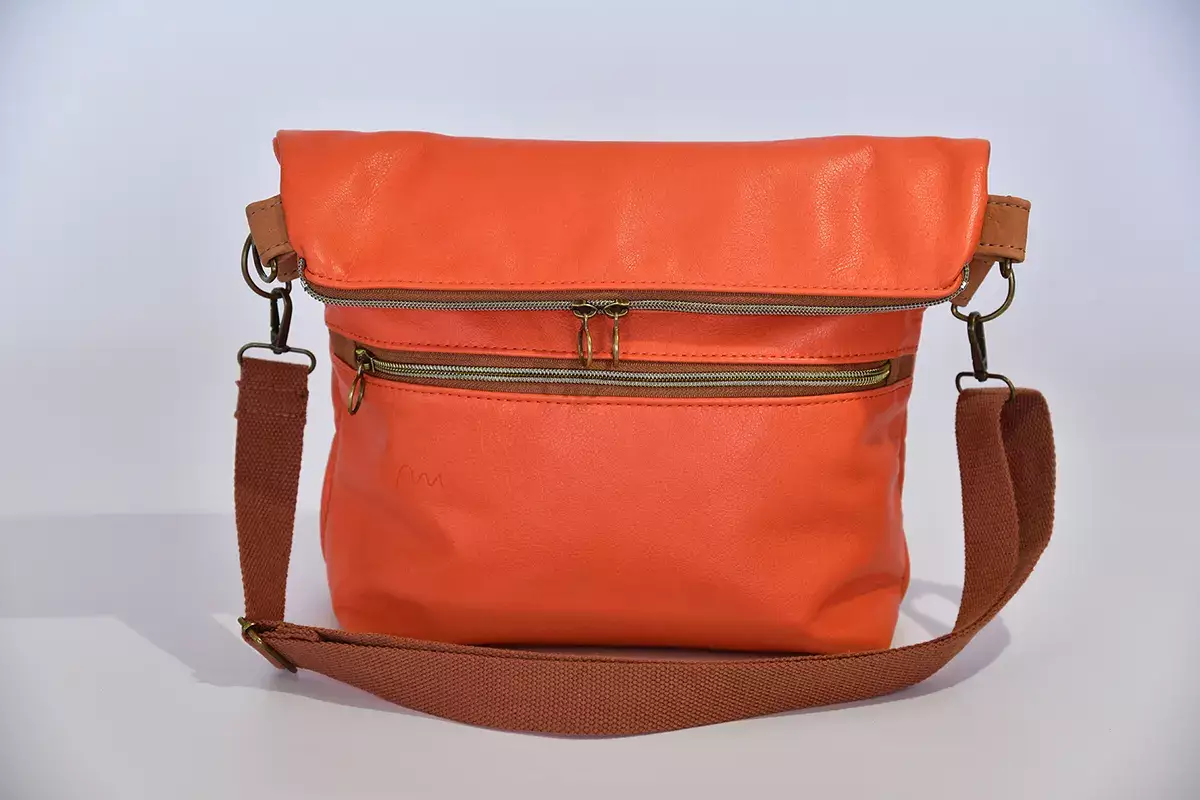 Schultertasche Sam flex Rindsnappaleder lachs