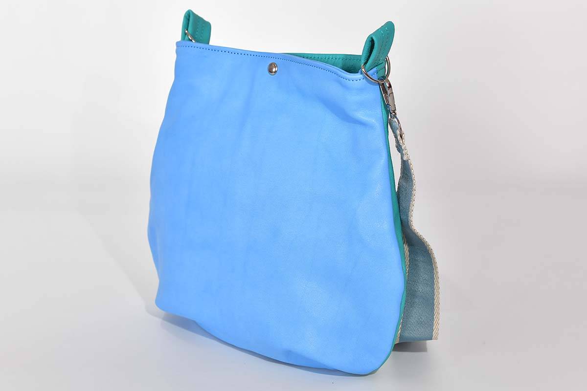 Schultertasche Iris S türkis hellblau