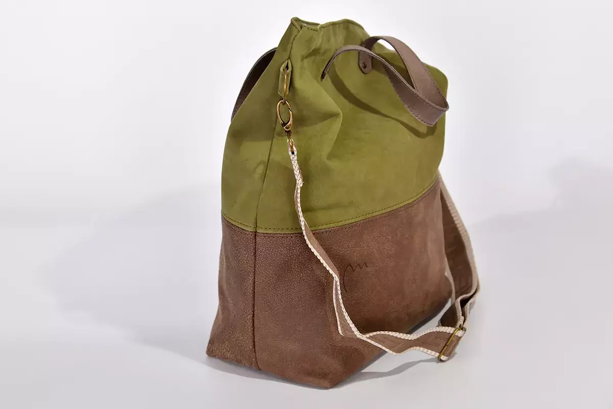 Handgefertigte Ledertasche Mira dunkelbraun apfelgruen
