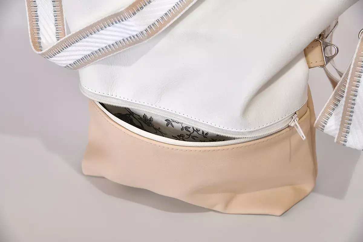 Schultertasche Sam flex Rinds- und Wasserbüffelleder eierschale und weiß