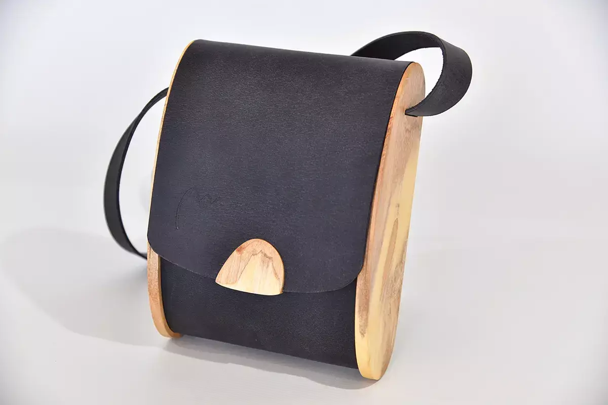 Holz-Ledertasche Blago M schwarzblau Orangenholz