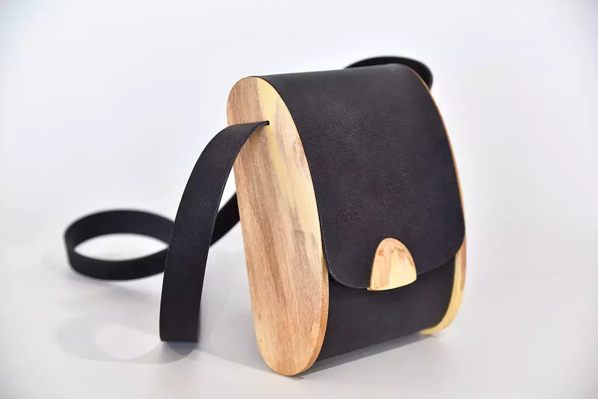 Holz-Ledertasche Blago M schwarzblau Orangenholz