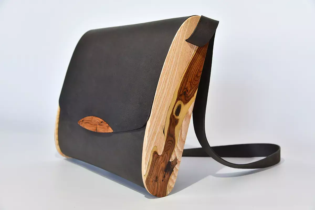 Handgefertigte Holz-Ledertasche schwarzbraun mit Ginster-Einlage auf Eschenholz