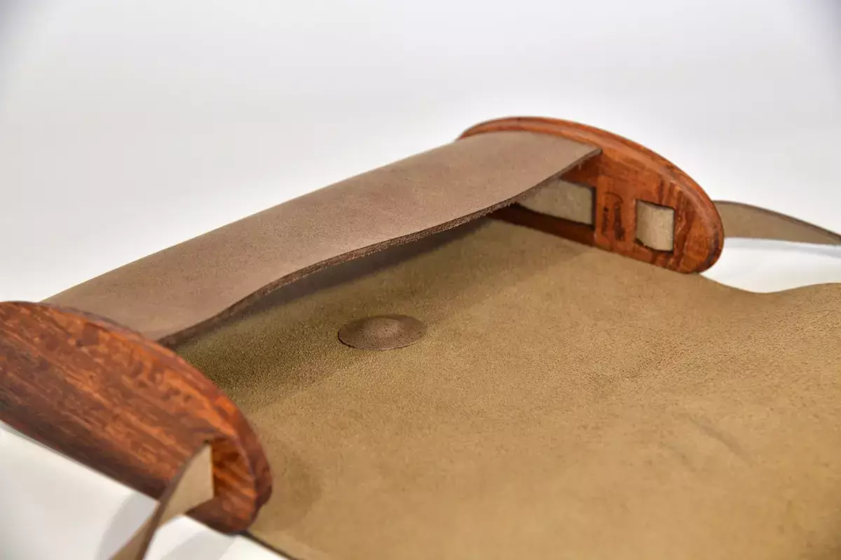 Handgefertigte Holz-Ledertasche graubraun Wasserbüffelleder und Zypressenholz Jenny S