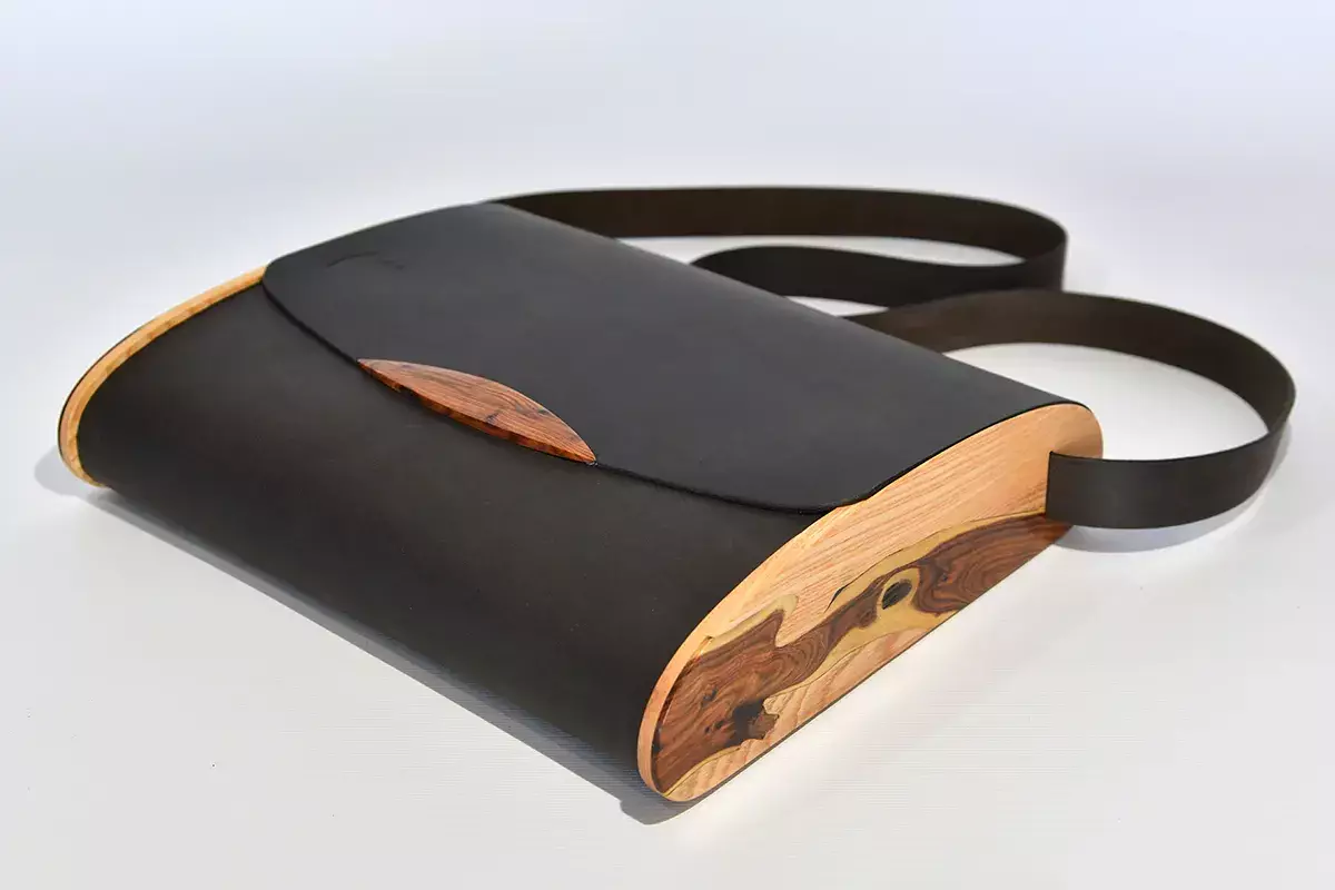 Handgefertigte Holz-Ledertasche schwarzbraun mit Ginster-Einlage auf Eschenholz