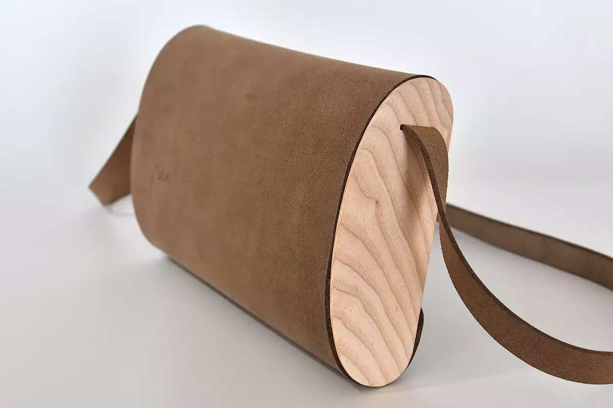 Handgefertigte Holz-Ledertasche graubraun Esche weiß geölt Jenny M