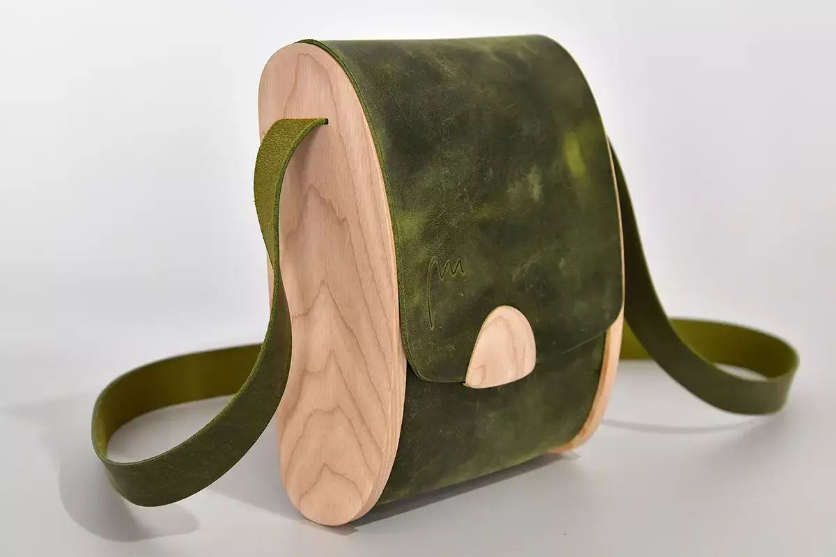 Holz-Ledertasche Blago M Esche weiß geölt grün