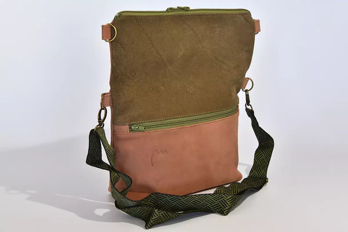 Schiultertasche Sam flex Leder hellbraun und dunkel oliv