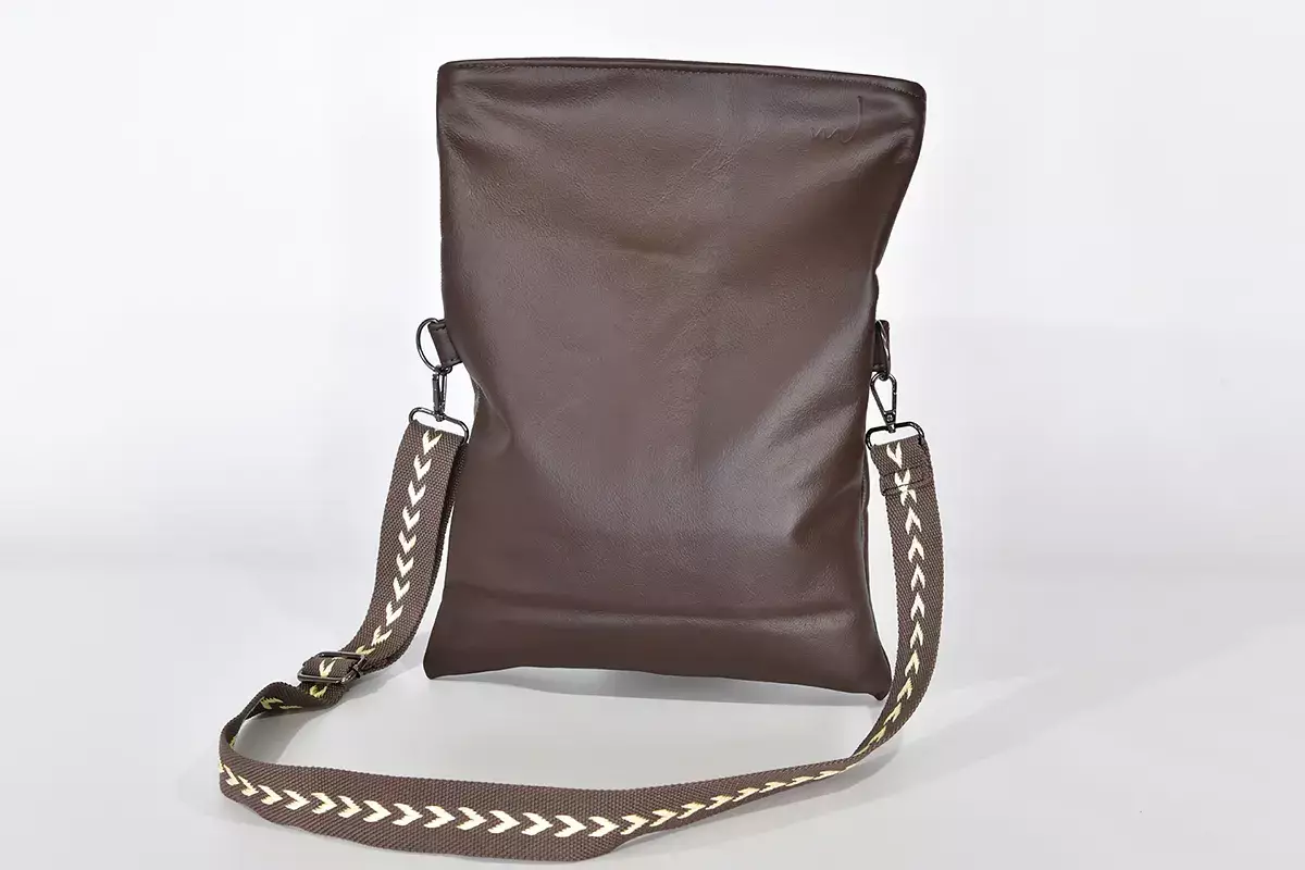 Handgefertigte Ledertasche Sam M mit Reißverschluss dunkelbraun