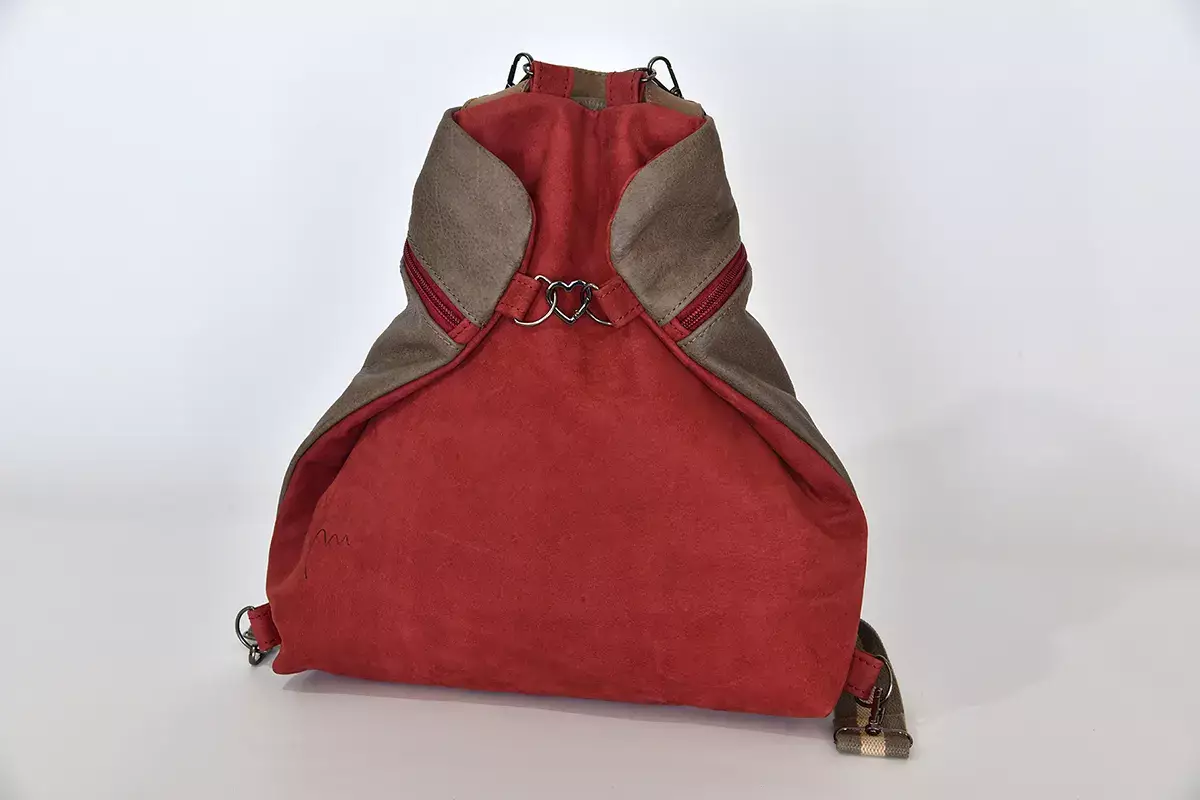 Vordersewite des Lederrucksacks Petra blando