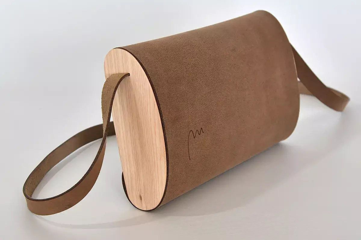 Handgefertigte Holz-Ledertasche graubraun Esche weiß geölt Jenny M