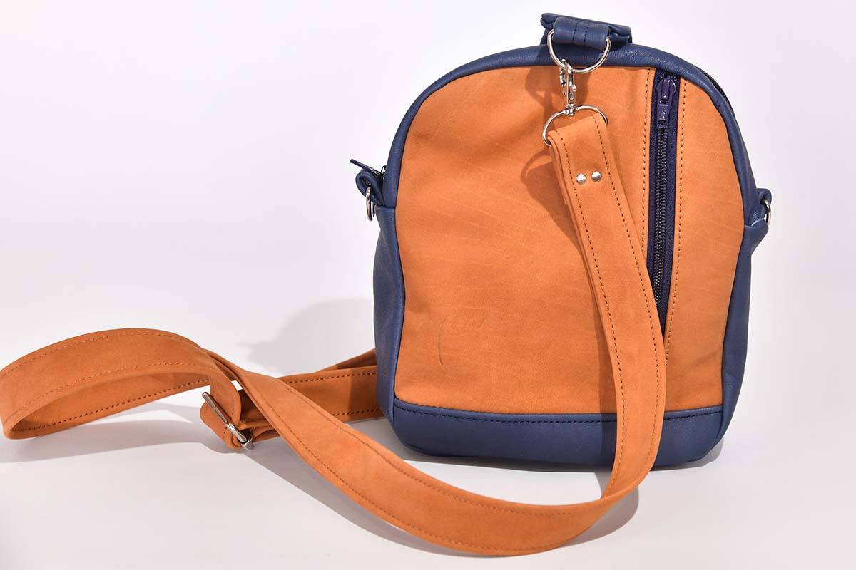 Schultertasche Modell Adrian cognac / blau