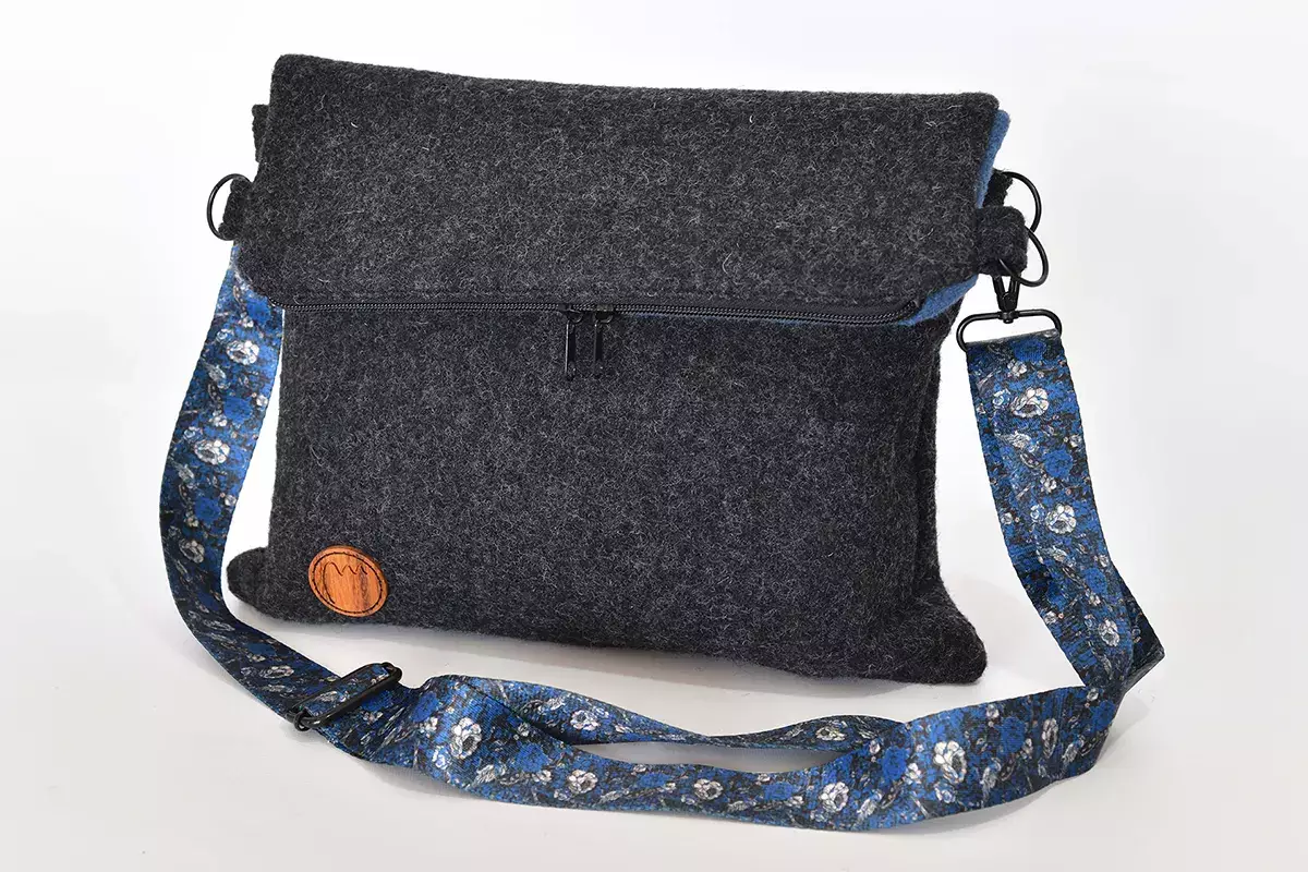 Handgefertigte Walklodentasche Sam M reine Schurwolle anthrazit und blau