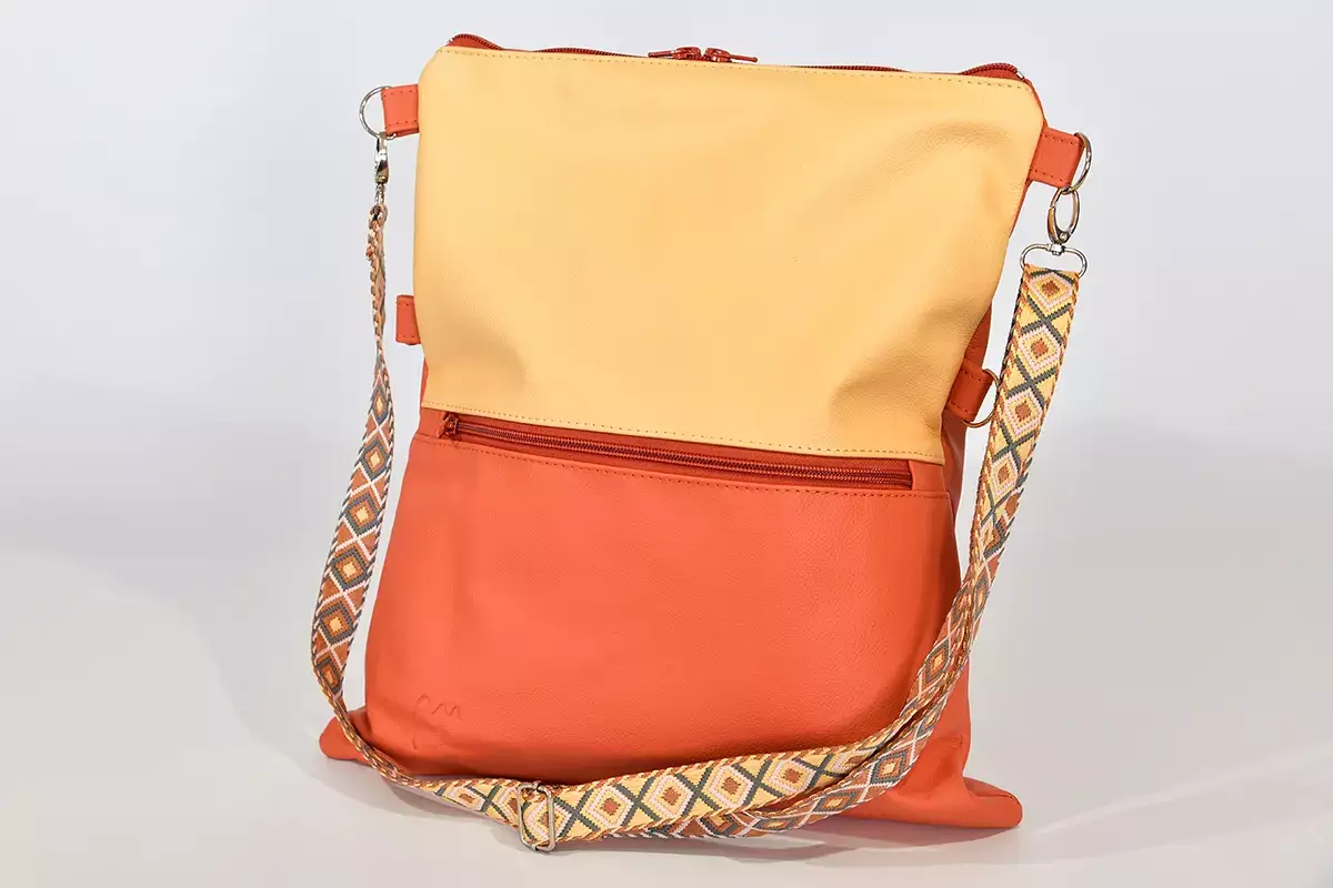 Handgefertigte Ledertasche in pastelorange und bernstein Sam flex